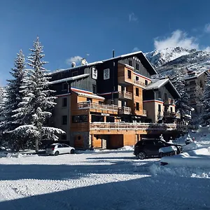 16 | 150 Montagne & Nuxe Hotel
